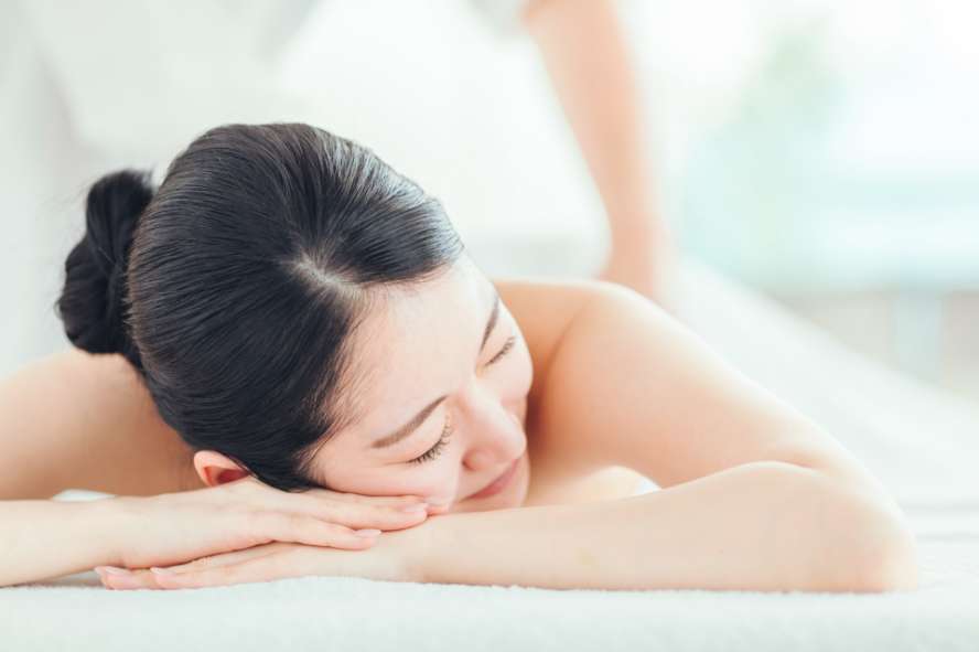 施術を受けてリラックスしている女性の写真